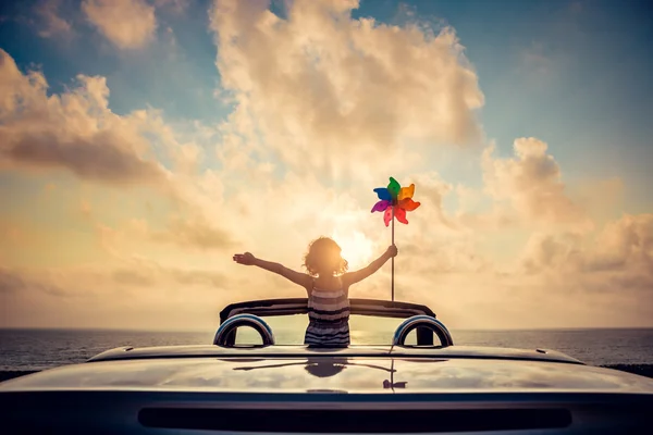 Silhouette di bambino rilassante sulla spiaggia — Foto Stock