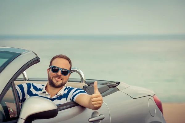 Homem feliz viajar de carro — Fotografia de Stock