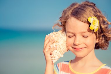 Çocuk sahilde rahatlatıcı