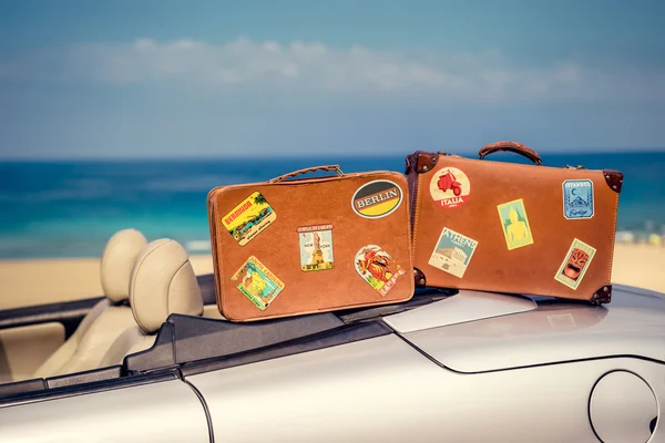 Vintage resväska på cabriolet bil — Stockfoto