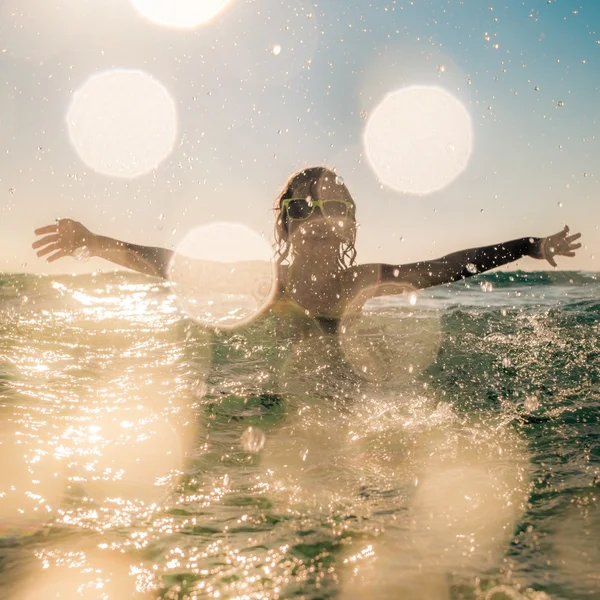 Silhueta de movimento borrada de criança no mar — Fotografia de Stock