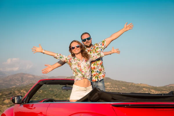 Joyeux couple voyagent en voiture dans les montagnes — Photo