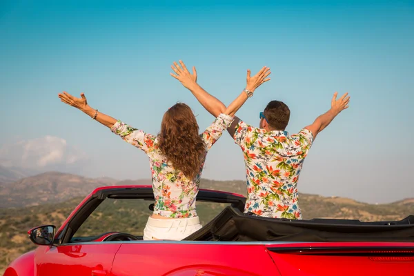 Casal feliz viajar de carro nas montanhas — Fotografia de Stock