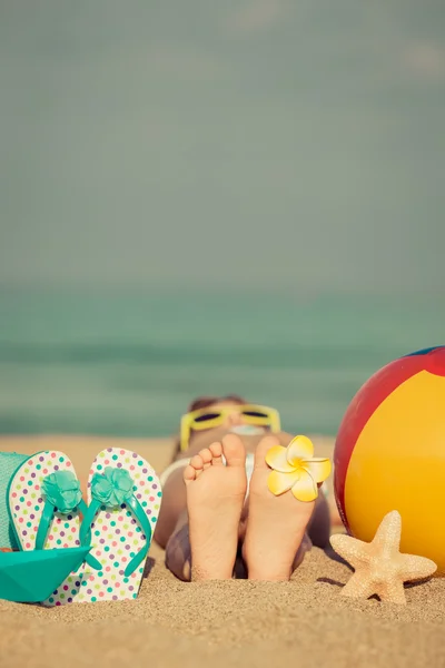 Criança relaxante na praia — Fotografia de Stock