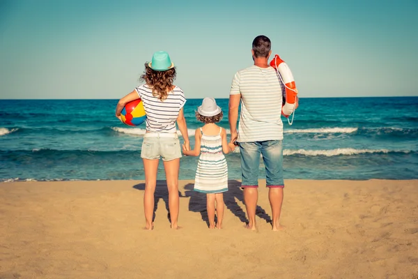 Familia feliz divirtiéndose en la playa — Foto de Stock