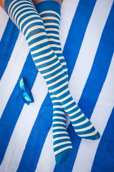 Gambe di donna sottili su una spiaggia — Foto Stock