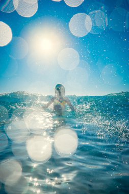 Denizde oynayan mutlu çocuk