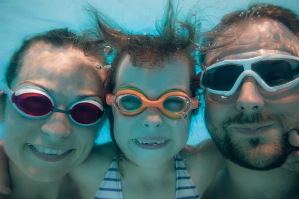 Onderwater portret van de familie — Stockfoto