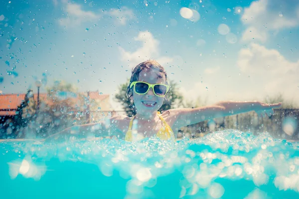 Gyermek medencében — Stock Fotó