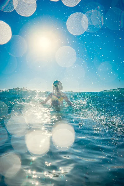 Happy child playing in the sea — Stock Photo, Image