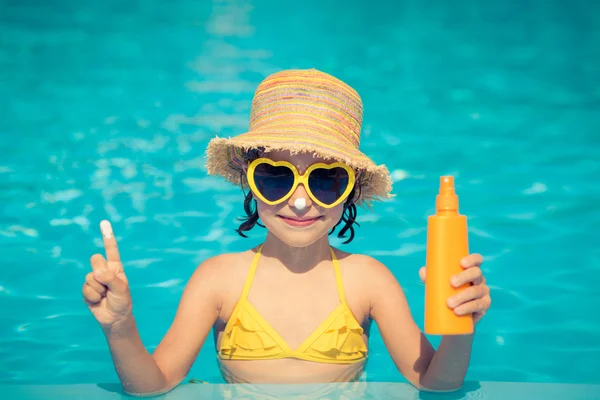 Criança na piscina — Fotografia de Stock