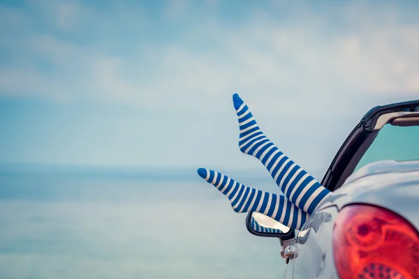 Mujer feliz viajar en coche — Foto de Stock