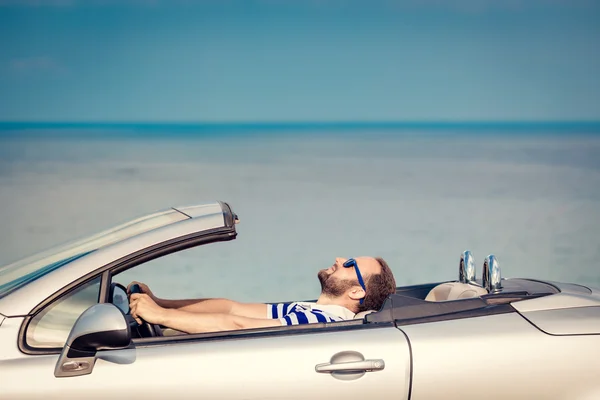 Hombre feliz viajar en coche — Foto de Stock