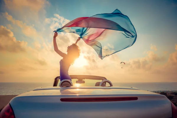 Silhouette einer jungen Frau, die sich am Strand entspannt — Stockfoto