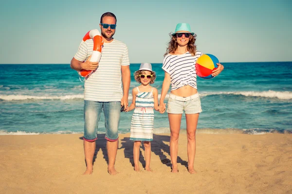 Família feliz se divertindo na praia — Fotografia de Stock