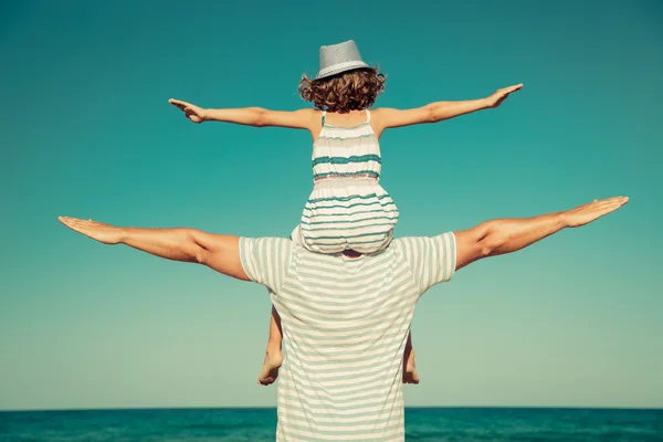 Vater und Kind amüsieren sich am Strand — Stockfoto