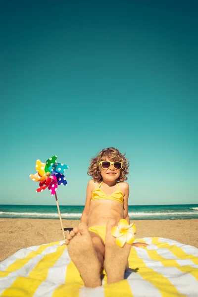 Παιδί χαλαρώνοντας στην παραλία — Φωτογραφία Αρχείου