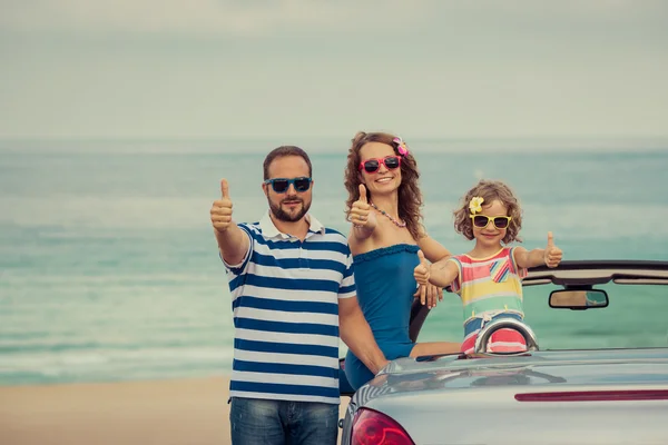 Feliz viagem em família de carro — Fotografia de Stock
