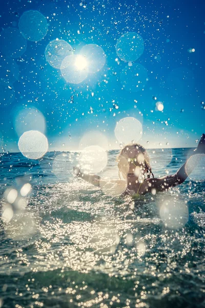 Criança feliz brincando no mar — Fotografia de Stock