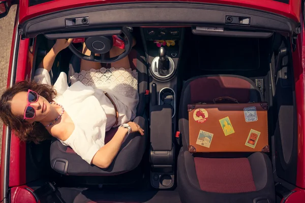 Mulher feliz viajar de carro — Fotografia de Stock