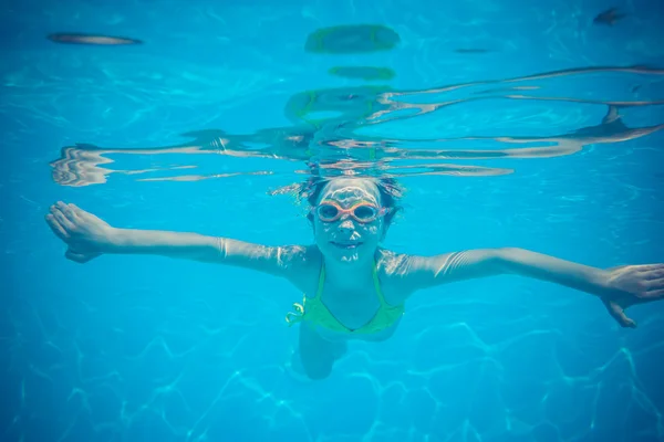 Unterwasserporträt des Kindes — Stockfoto