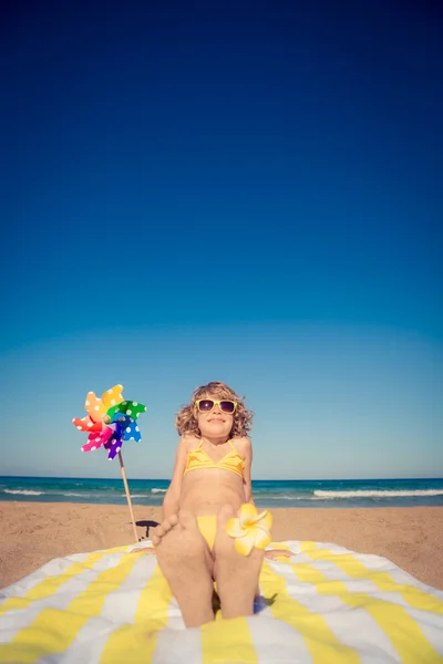 Niño relajándose en la playa — Foto de Stock