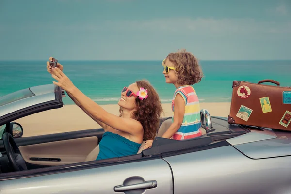 Feliz viagem em família de carro — Fotografia de Stock