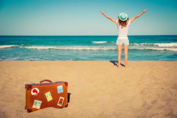 Jonge vrouw plezier op het strand — Stockfoto