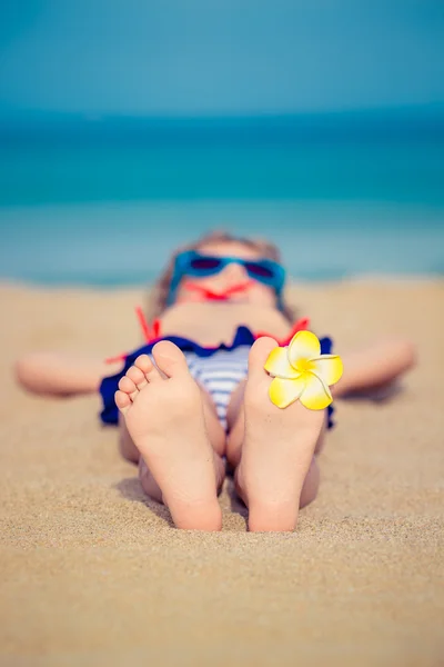 Παιδί χαλαρώνοντας στην παραλία — Φωτογραφία Αρχείου