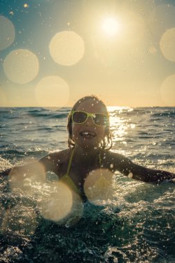 Denizde oynayan çocuk