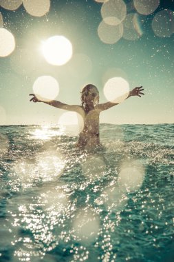 Denizde oynayan çocuk