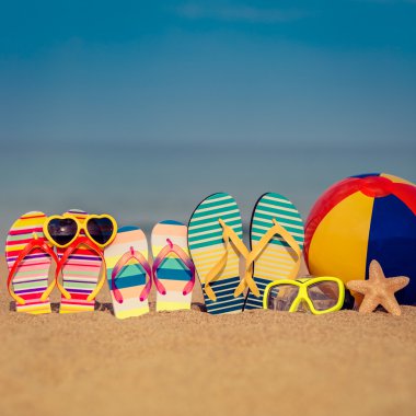 Parmak arası terlik kum plajındaki