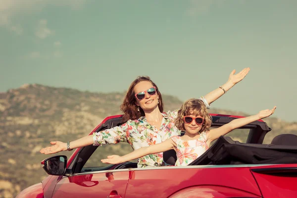 Famille voyageant en voiture — Photo