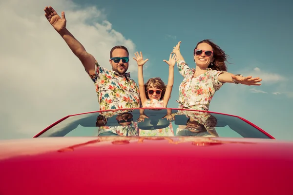 Famiglia che viaggia in auto — Foto Stock