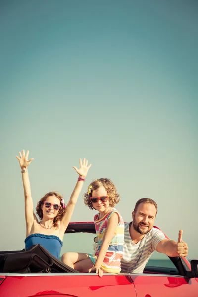 Familia feliz en coche — Foto de Stock