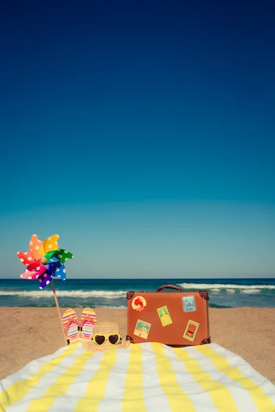 Resväska och stranden objekt — Stockfoto