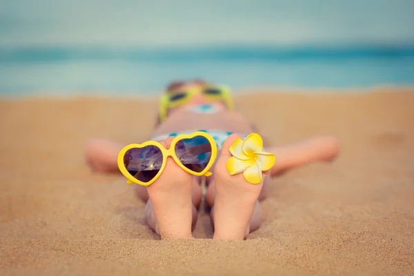 Dziecko, leżąc na plaży — Zdjęcie stockowe