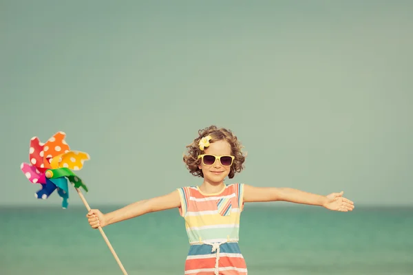 Enfant relaxant sur la plage — Photo