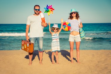 Mutlu aile sahilde eğleniyor.