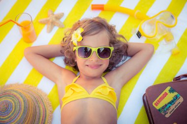 Sahilde mutlu çocuk