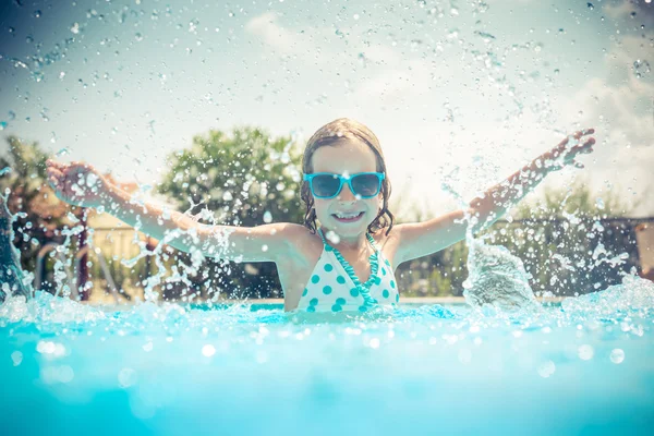 Criança na piscina — Fotografia de Stock