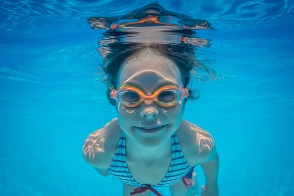 Undervatten porträtt av barn — Stockfoto