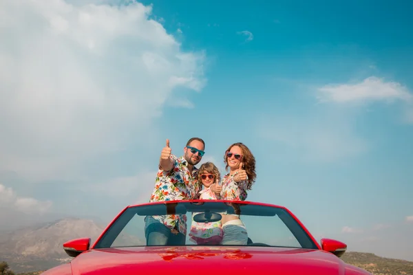 Feliz viaje familiar en coche en las montañas —  Fotos de Stock