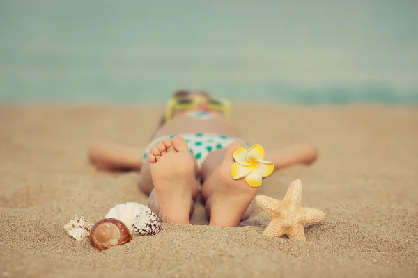 Criança relaxante na praia — Fotografia de Stock