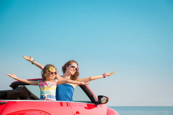 Jeune femme et enfant se relaxant sur la plage — Photo