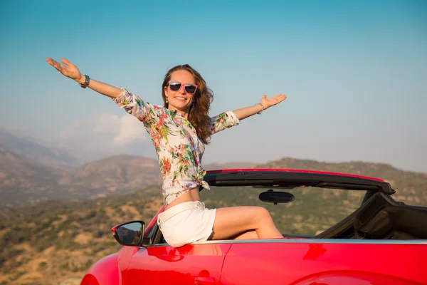 Mujer feliz viajar en coche en las montañas — Foto de Stock