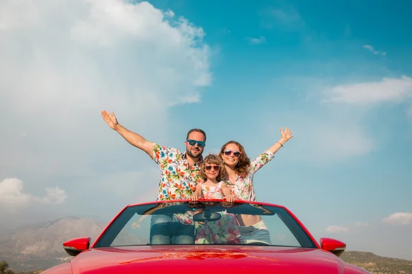 Mutlu aile seyahat dağlarda araba ile — Stok fotoğraf