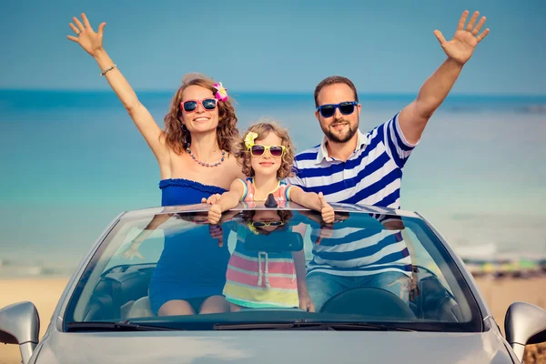 Feliz viagem em família de carro — Fotografia de Stock