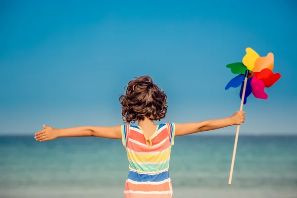 Niño relajándose en la playa — Foto de Stock