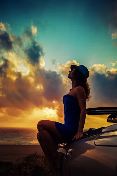 Mujer joven relajándose en la playa — Foto de Stock